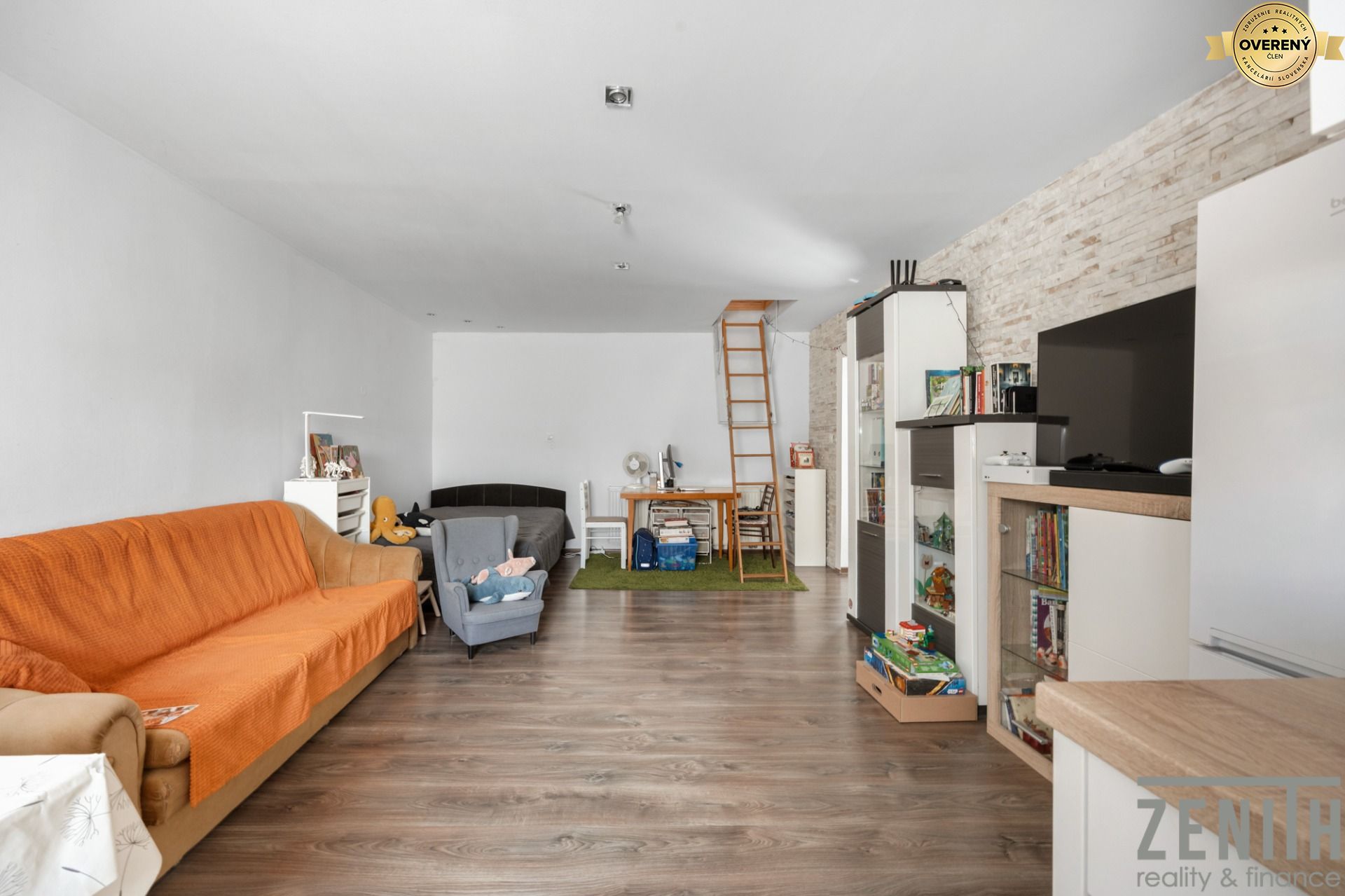 Sale Four+ bedroom apartment, Four+ bedroom apartment, Kapitulská, Trn