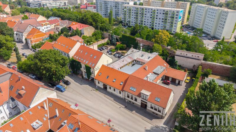Sale Four+ bedroom apartment, Four+ bedroom apartment, Kapitulská, Trn